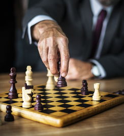 球队通过战术轮换保持球员体能并提高命中率，足球战术换人